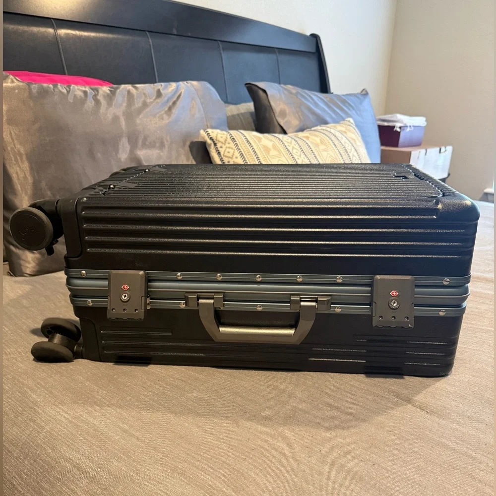 NOBL Carry-On: All-In-One - GREAT CONDITION - Picture 12 of 16